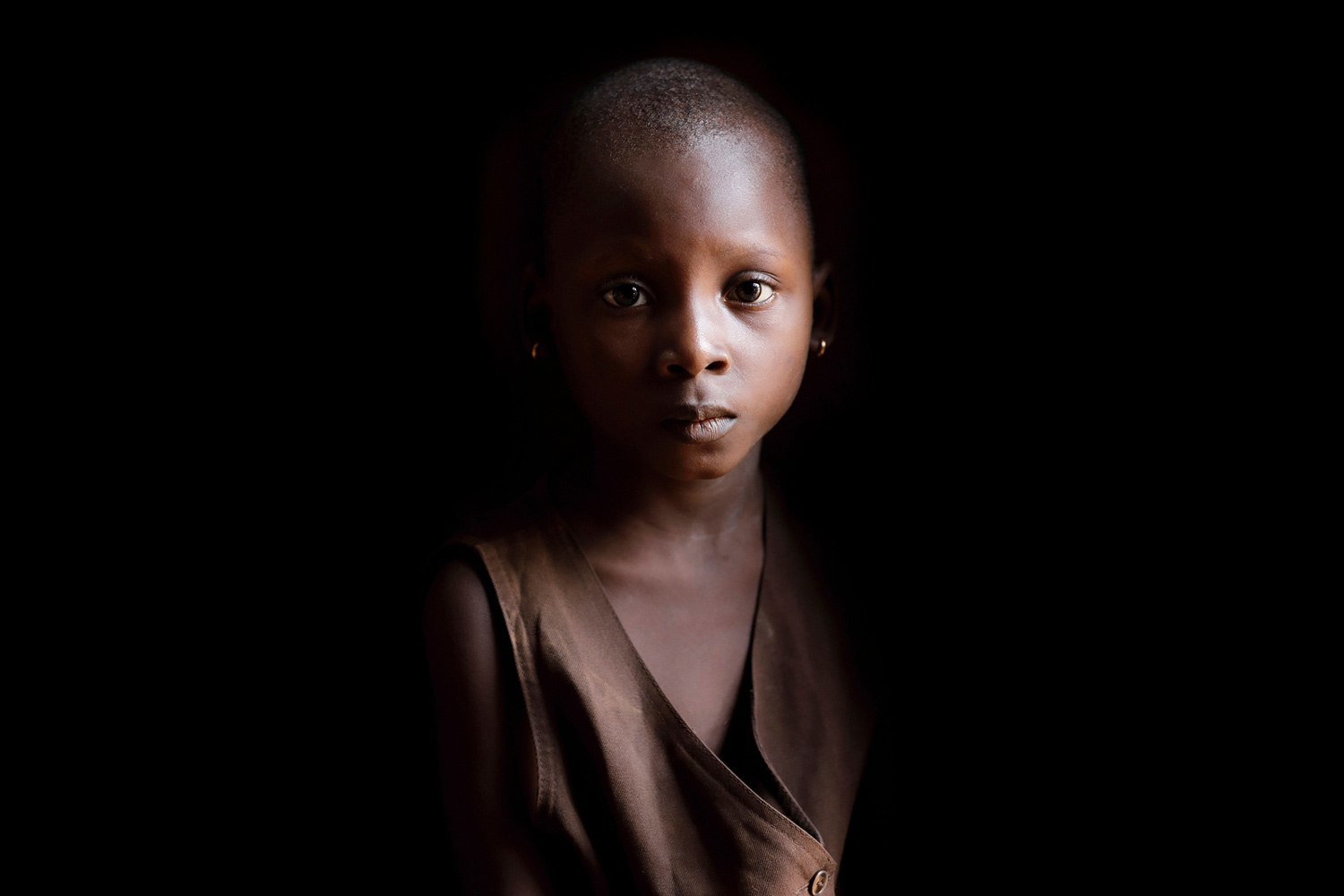 Portrait de la jeune fille Merveille au Bénin en 2017 en ombre et lumière