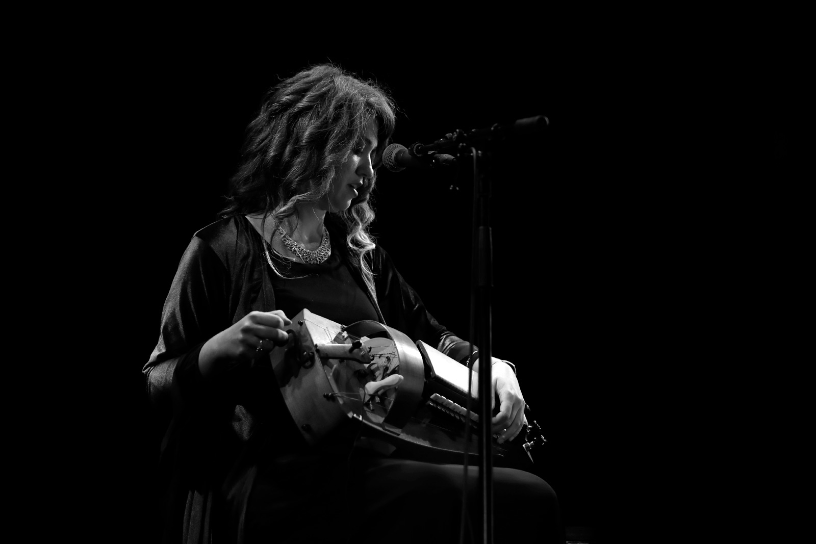 La chanteuse Éléonore Fourniau en concert à La Marbrerie de Montreuil en 2020