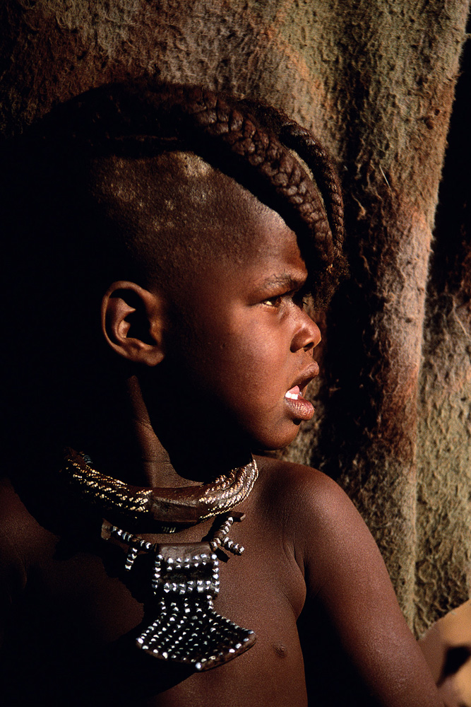 eune garçon de l’ethnie Himba en Namibie en 2000.