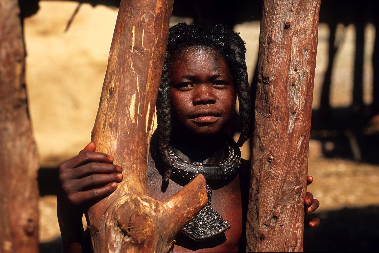Jeune fille Himba dans la région du Kaokoland en Namibie en 2006