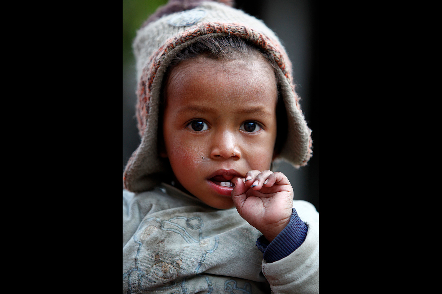 Bébé portant un bonnet en laine dans la ville de Kagbeni au Mustang au Népal en 2010