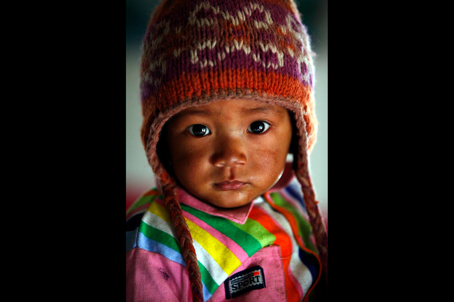 Bébé portant un bonnet en laine dans la région du Mustang au Népal en 2010