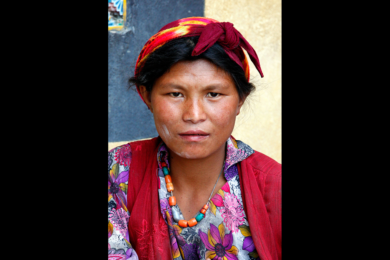 Femme portant un foulard près du stupa de Bodnath à Katmandou au Népal en 2010