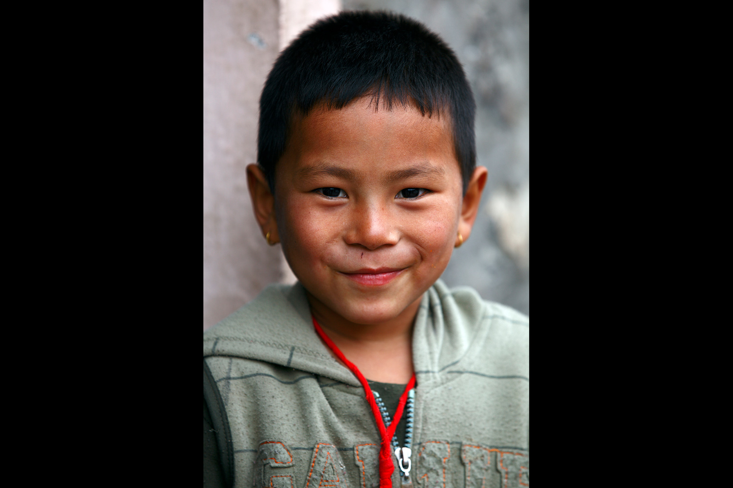 Jeune garçon souriant au Népal en 2010