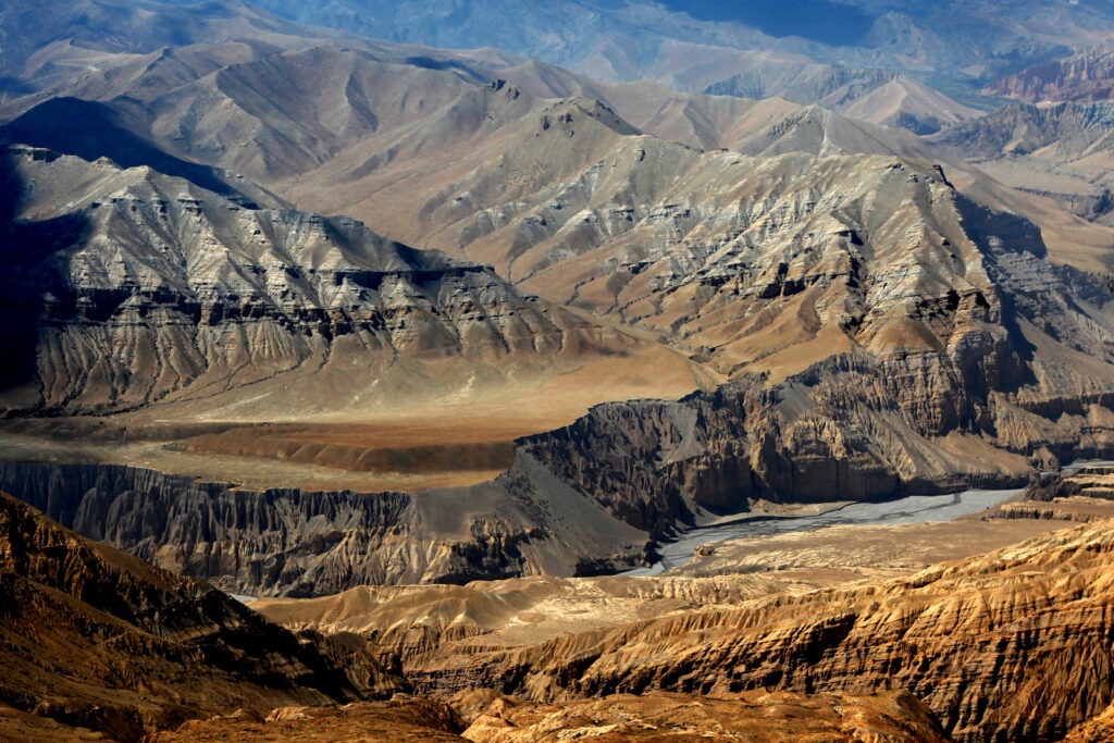 Paysage de la région du Mustang avec la rivière Kali Gandaki au Népal en 2011