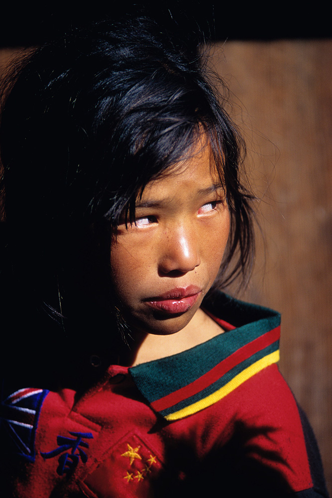 Fillette népalaise au regard lointain en 1999.