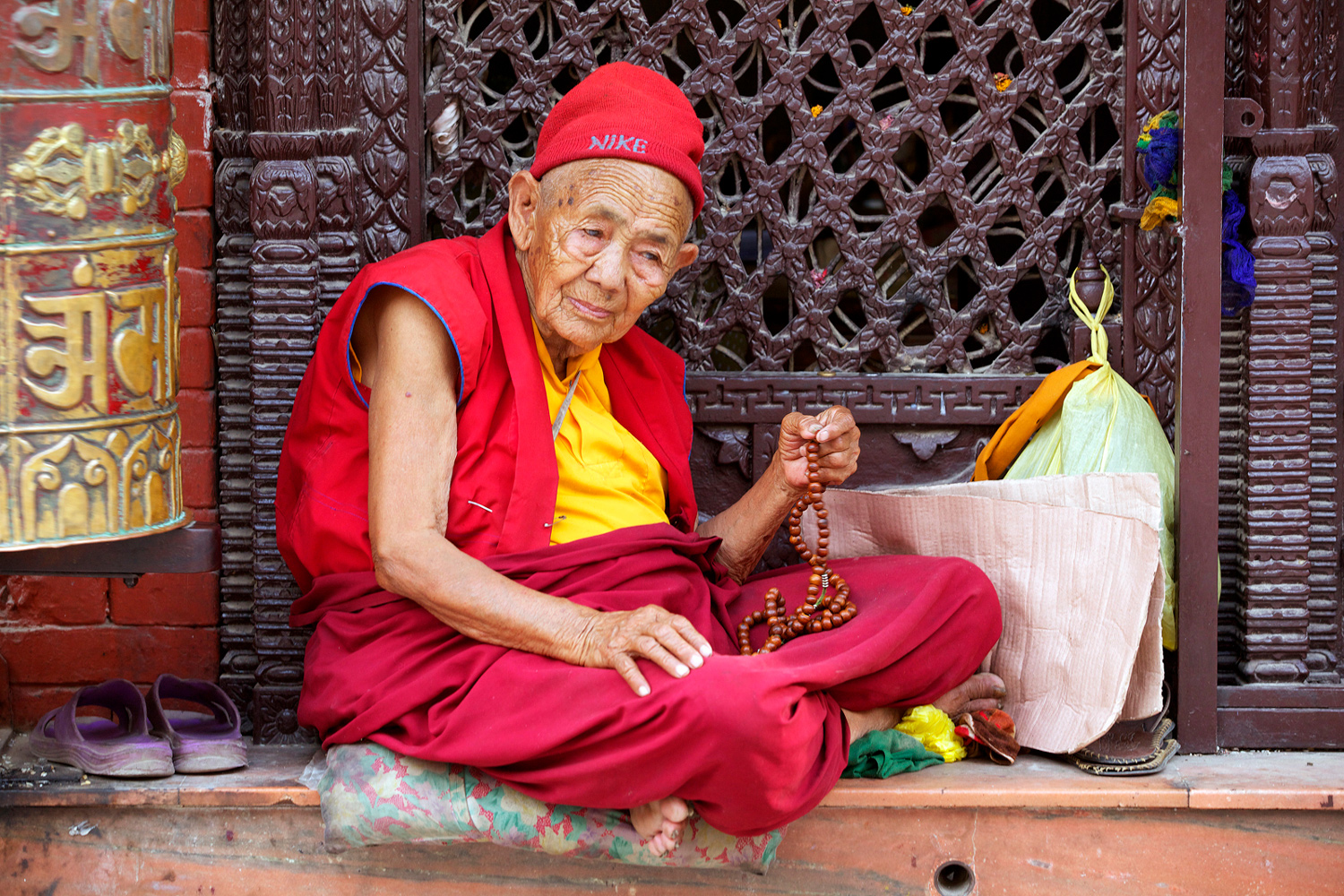 Vieille nonne bouddhiste près du stupa de Bodnath à Katmandou au Népal en 2010