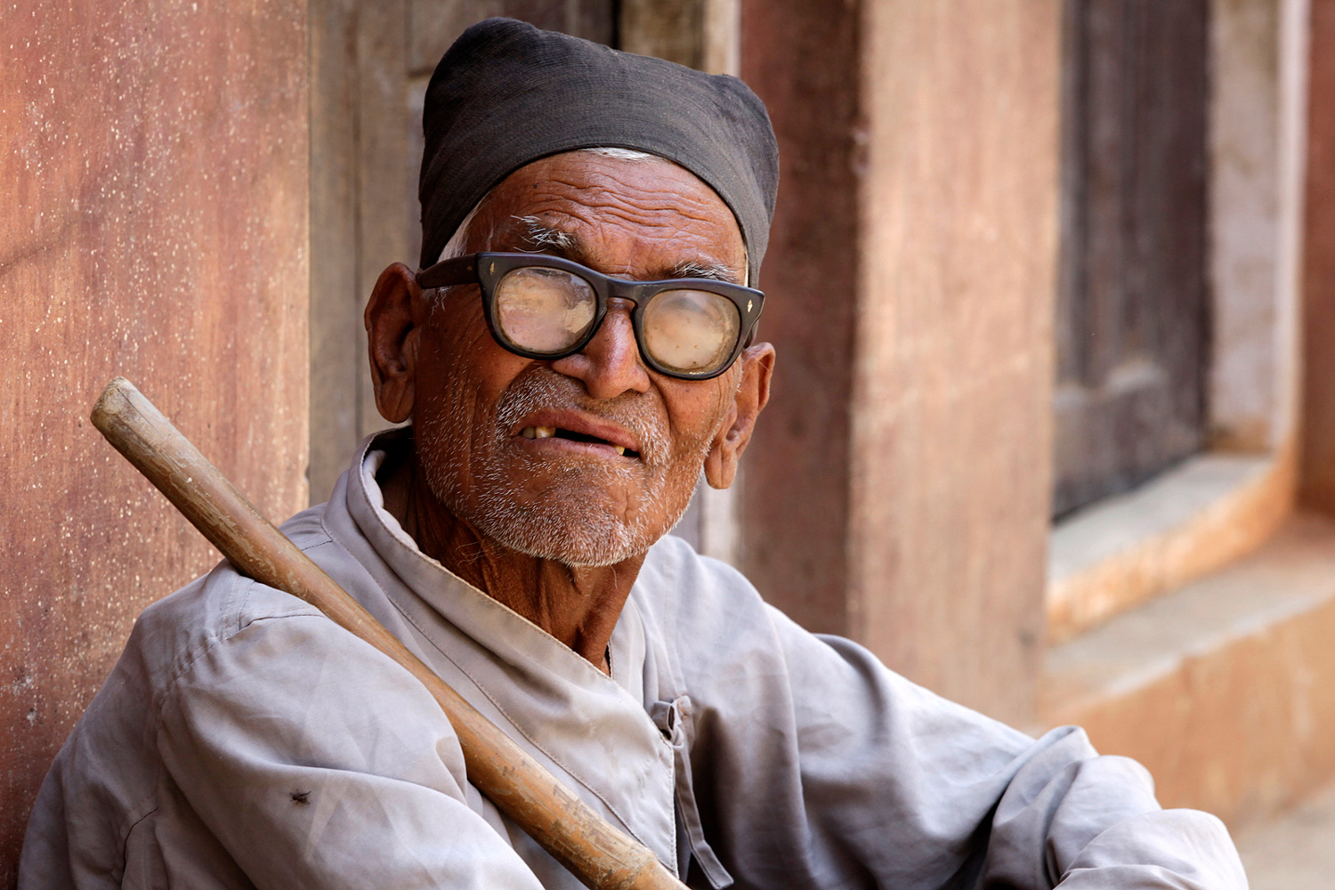 Portrait d’un vieil homme au Népal en 2010