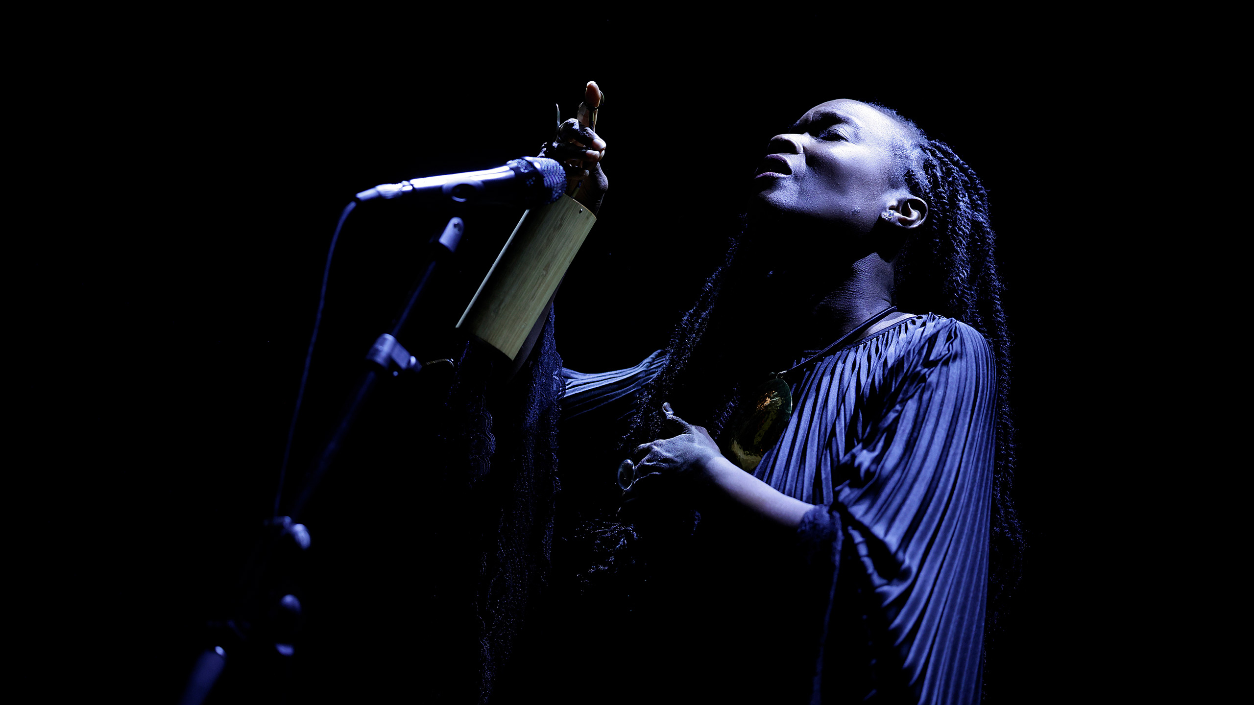 La chanteuse Awa Ly en concert au Studio de l’Ermitage à Paris en 2025