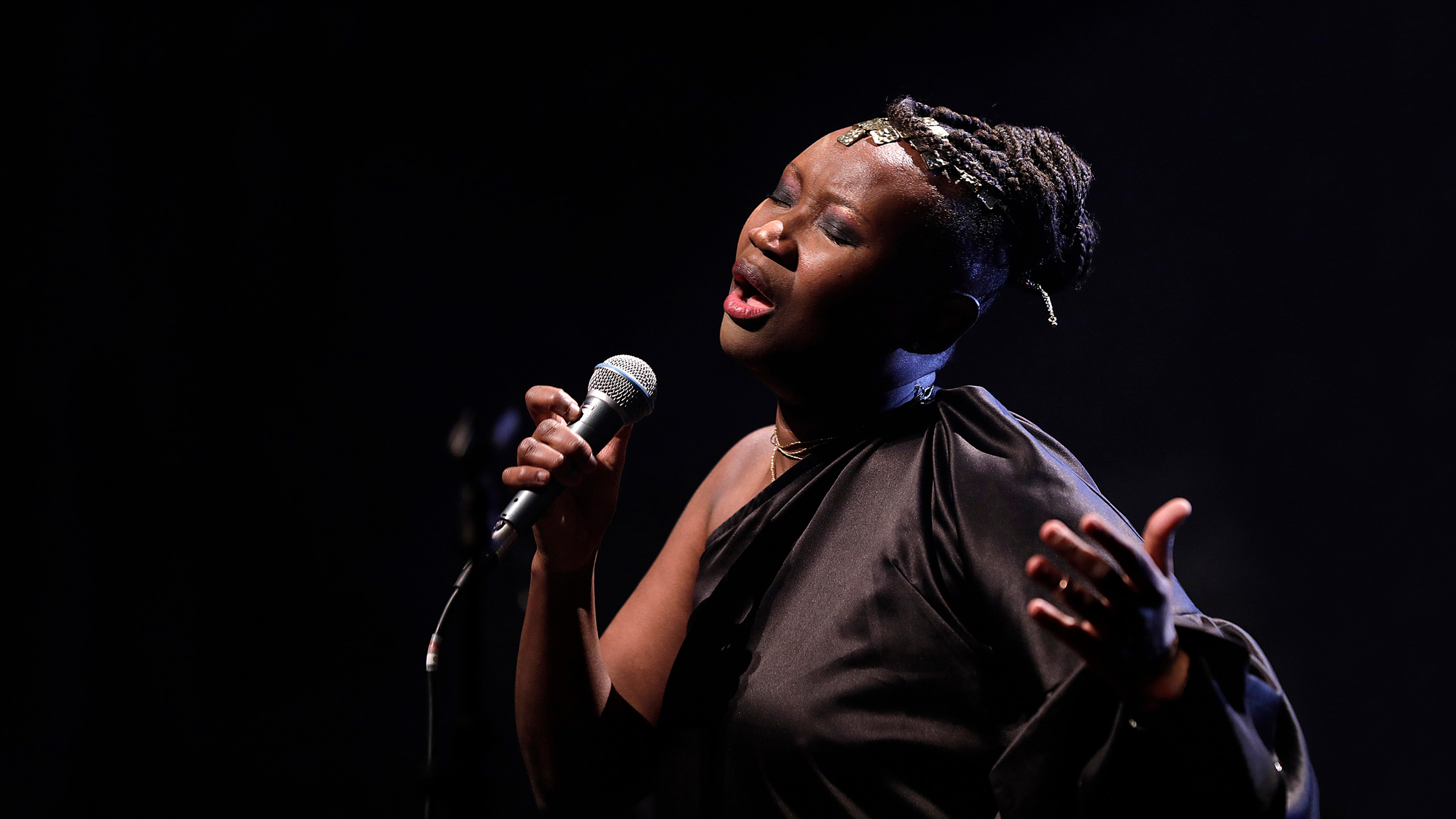 La chanteuse Julia Sarr en concert au Café de la Danse à Paris en 2023