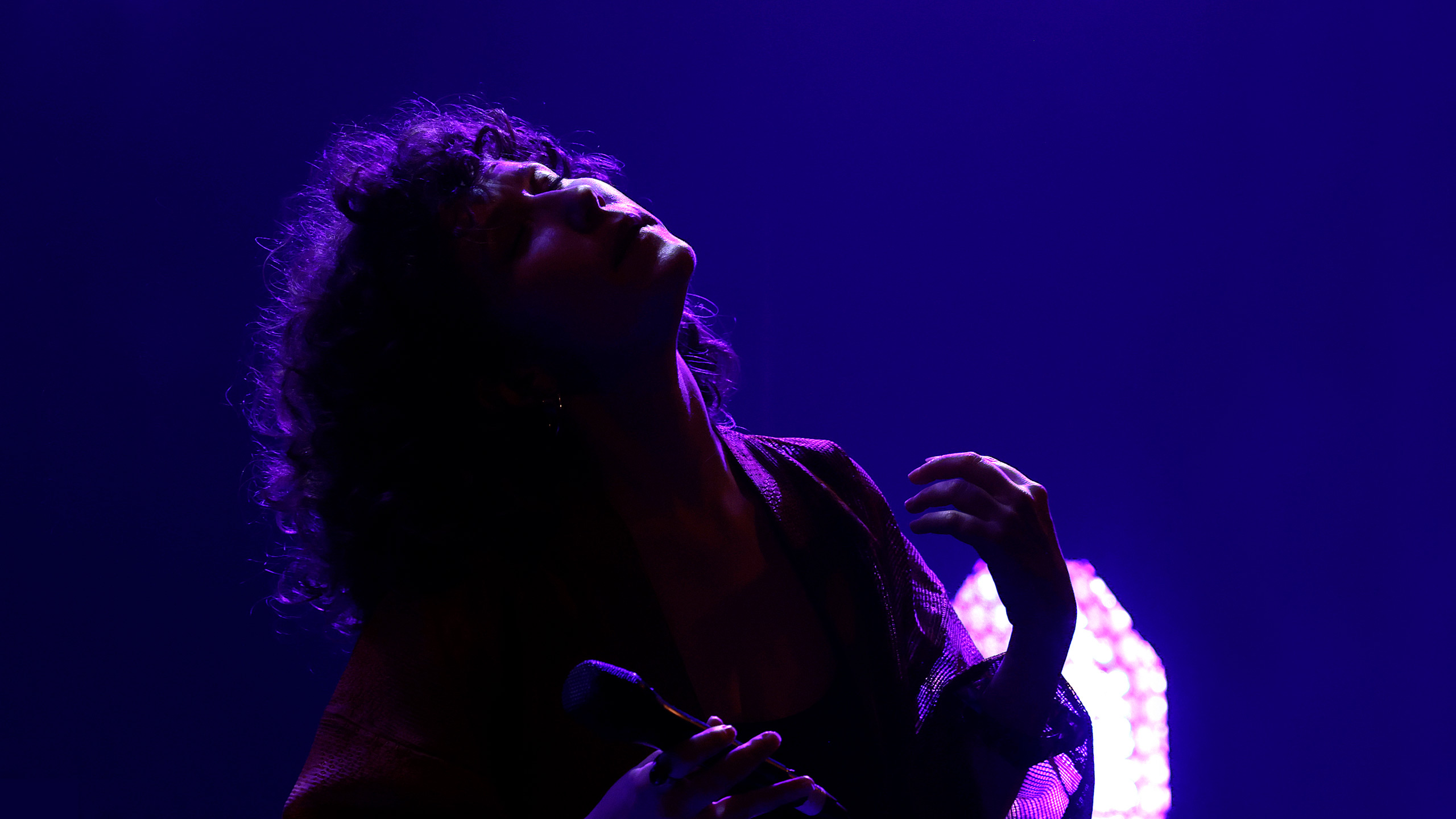 La chanteuse Lou Tavano en concert au Studio de l’Ermitage à Paris en 2025