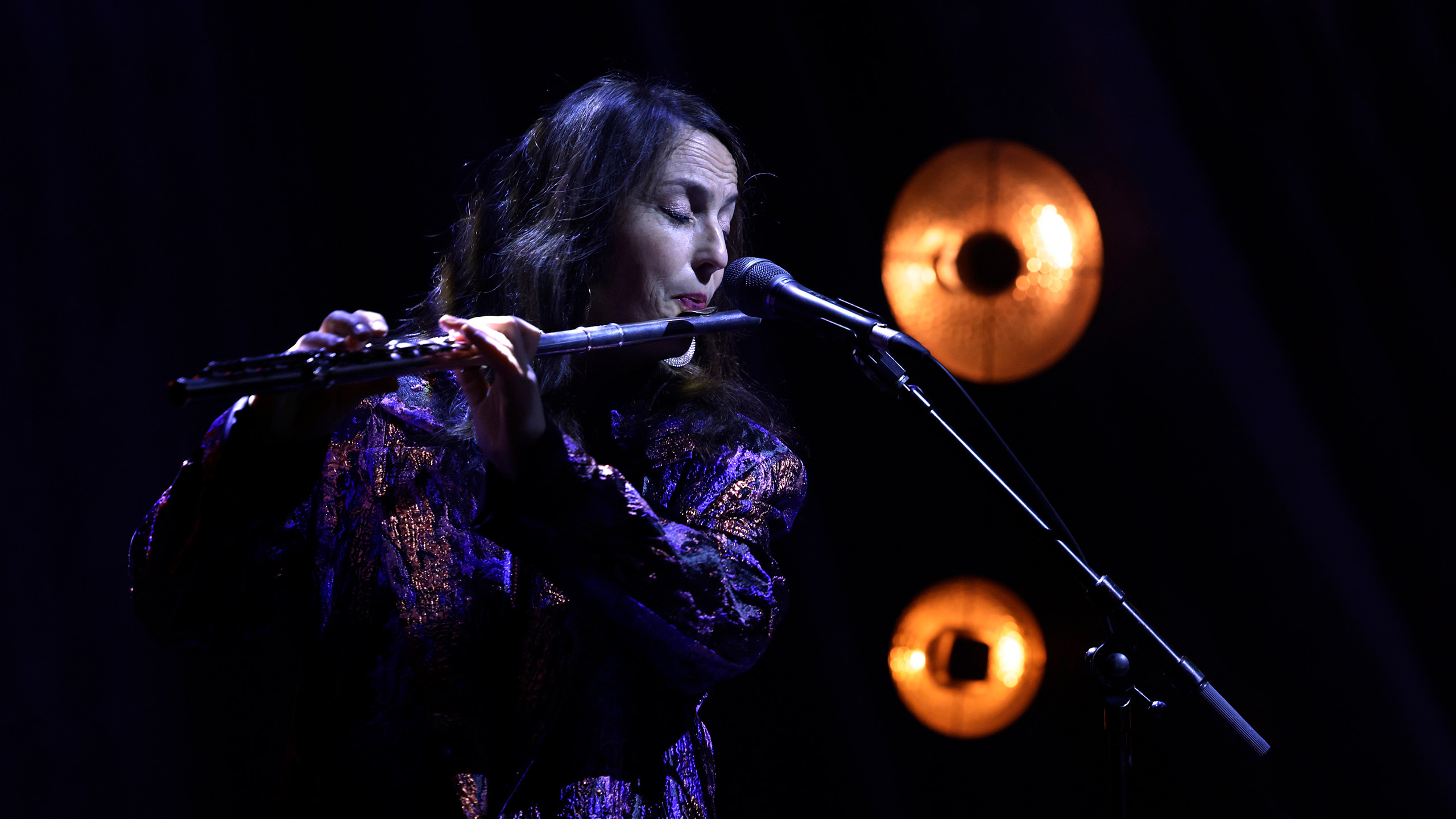 La musicienne Ninon Valder (flûtes, bandonéon, chant) en concert au Studio de l’Ermitage à Paris en 2025