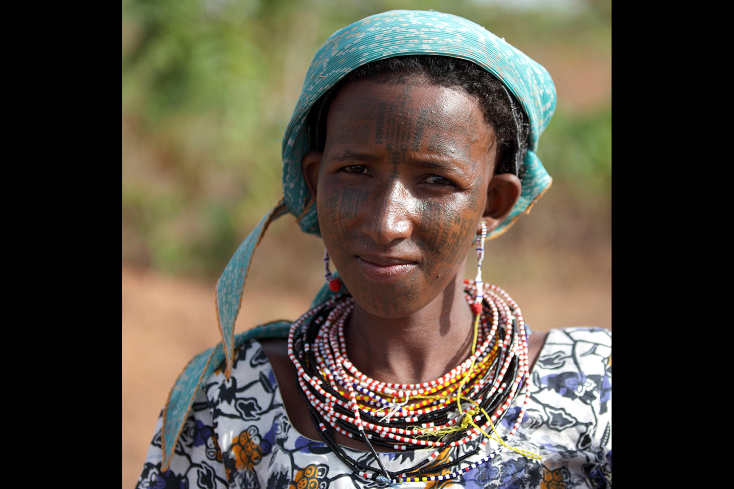 Portrait d’une femme peule tatouée dans le nord du Bénin en 2011