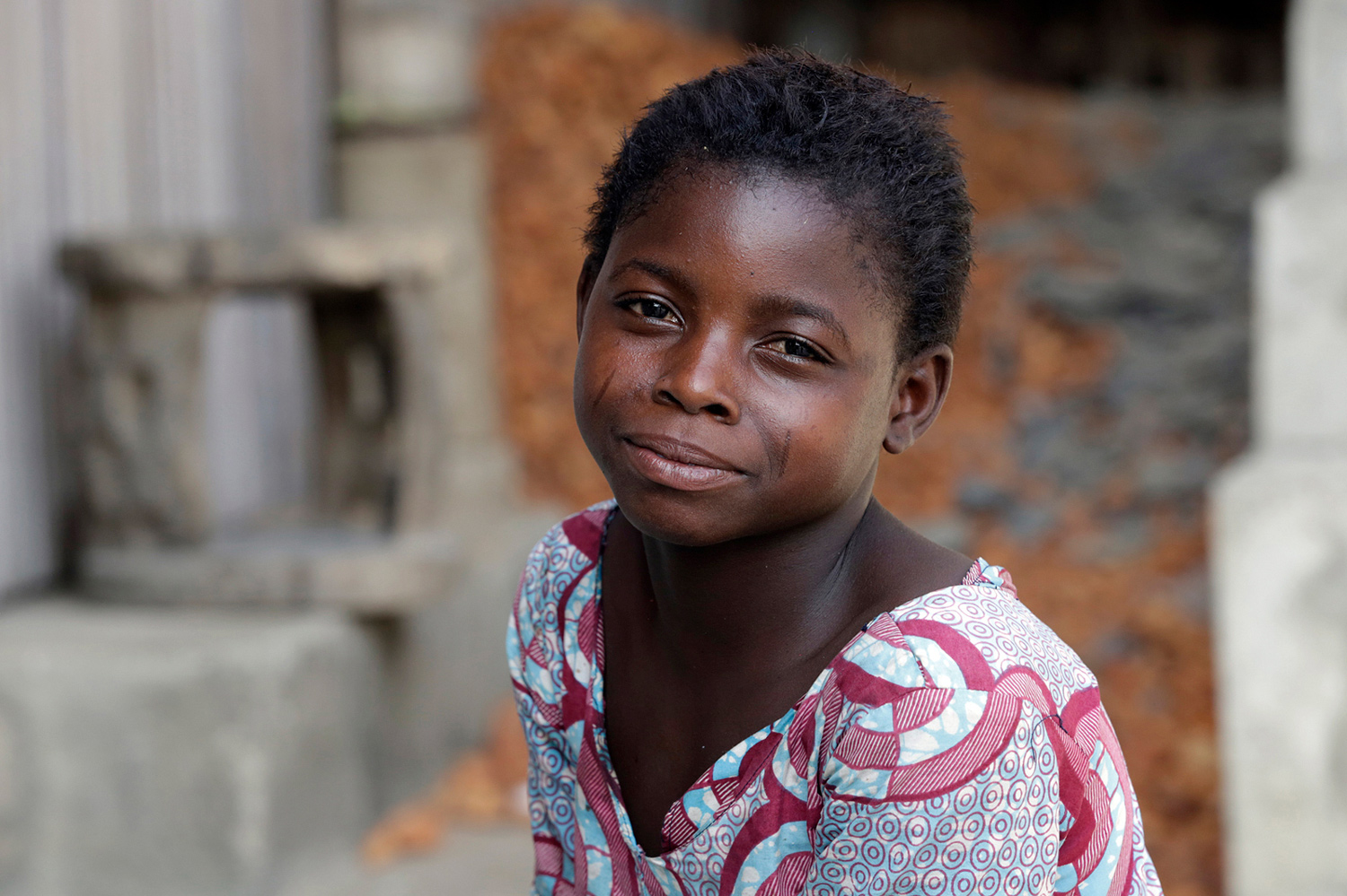 Jeune fille exprimant un sentiment de plénitude au Bénin en 2015