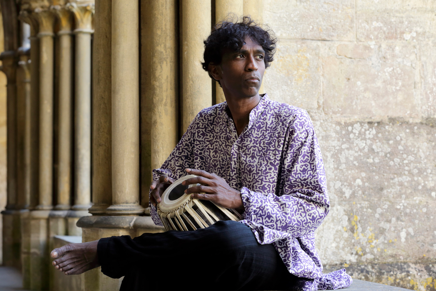 Prabhu Edouard tenant un tabla lors d’un shooting en 2016 à l’abbaye de Royaumont