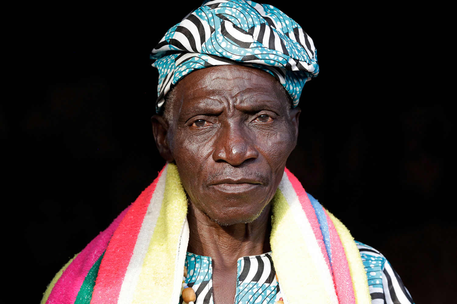 Portrait d’un prêtre vaudou lors d’une cérémonie au Bénin en 2015