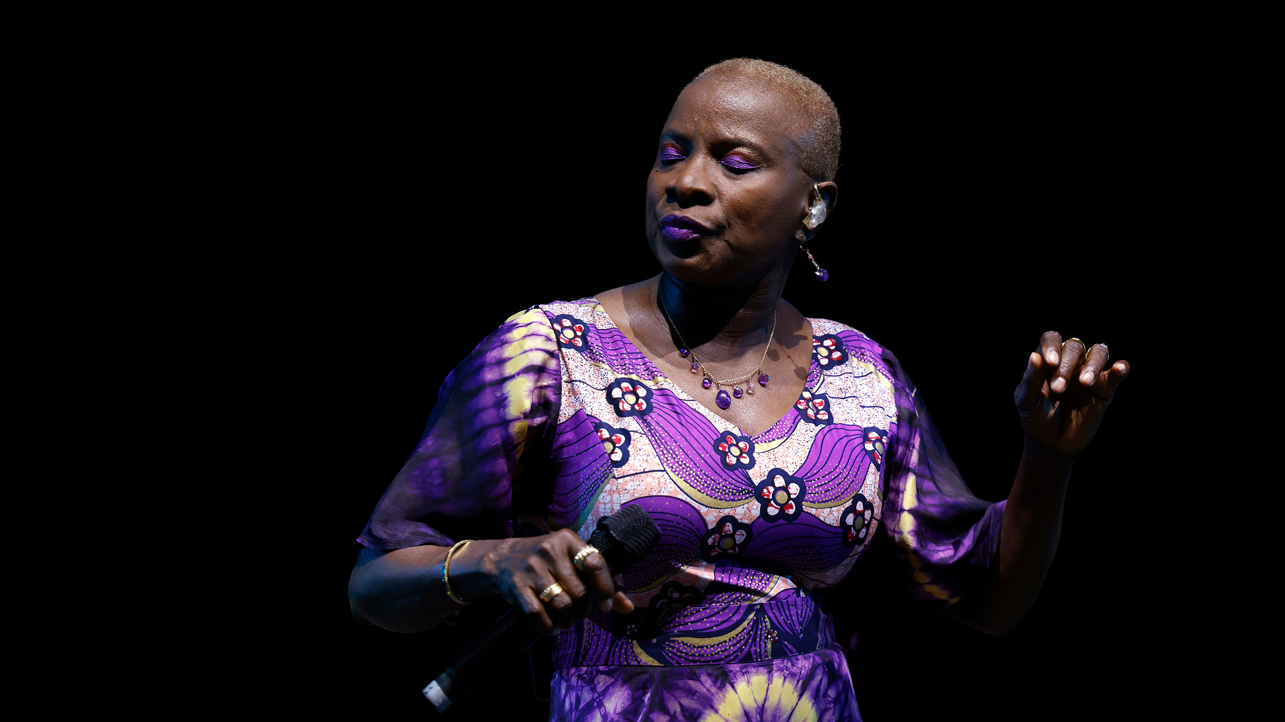 La chanteuse Angélique Kidjo en concert à La Défense Jazz Festival à Puteaux en 2025