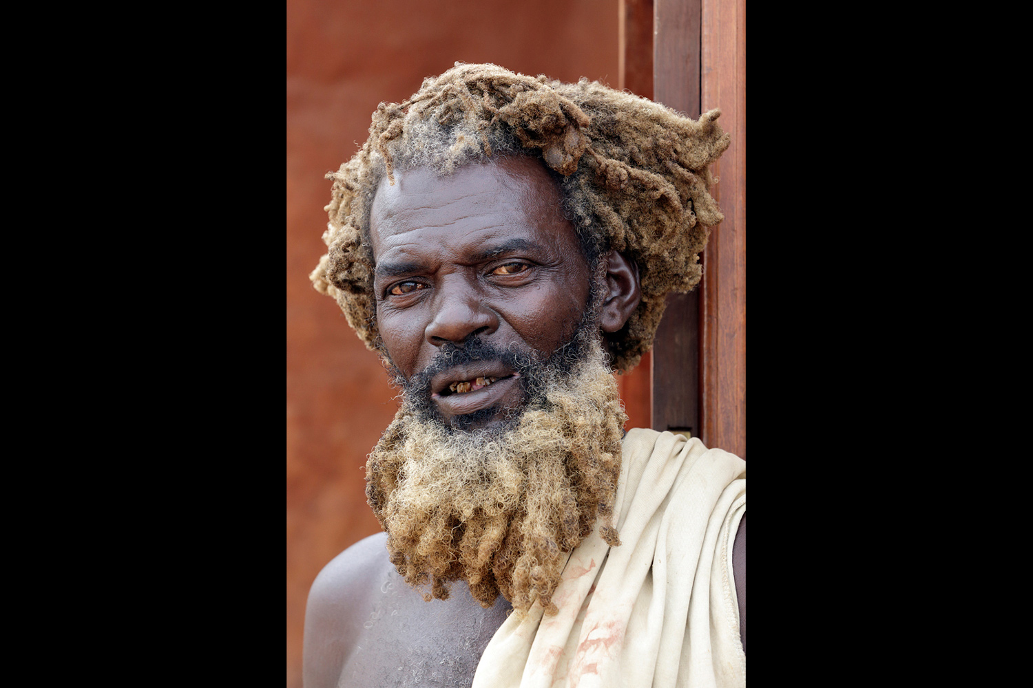 Homme au style rastafari au Bénin en 2015