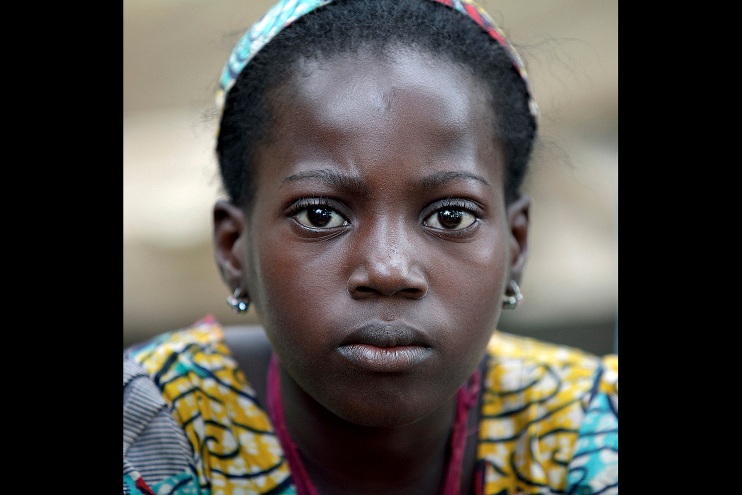 Portrait d’une jeune fille au regard noir au Bénin en 2011