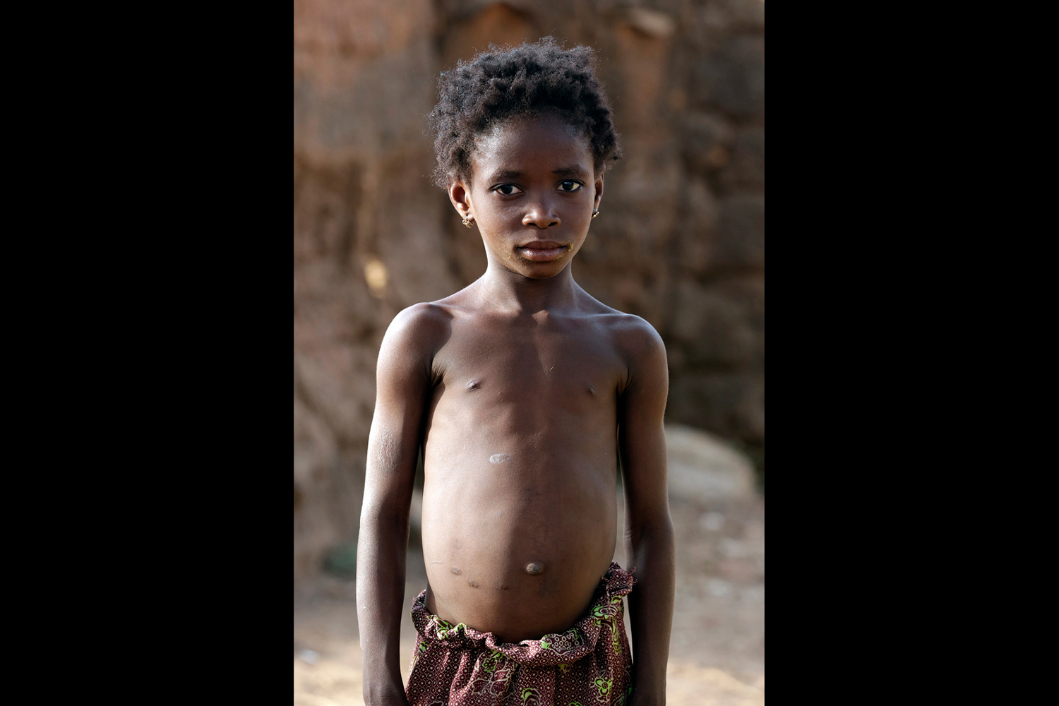 Portrait d’une jeune fille au regard profond au Bénin en 2015