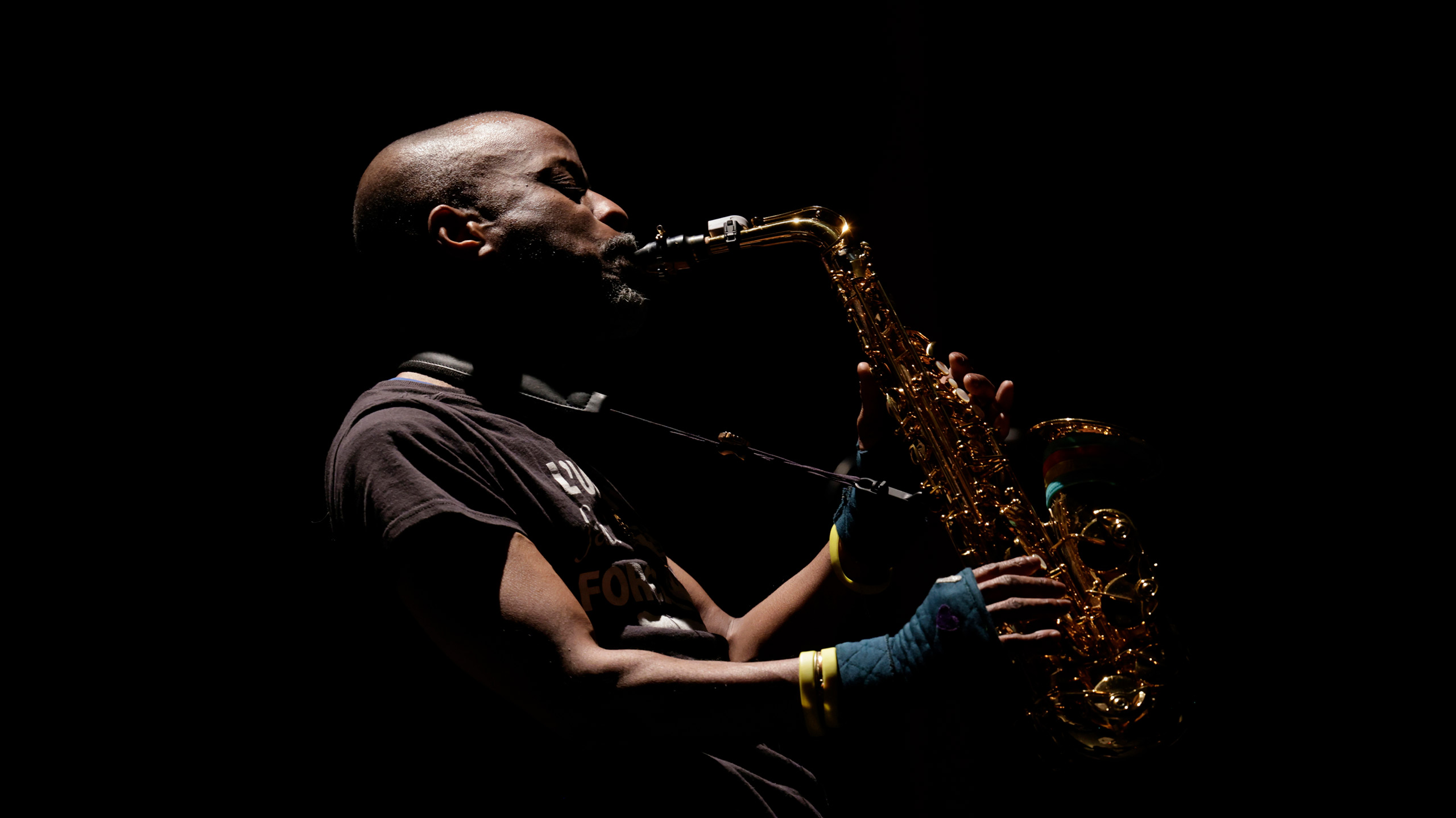 Le musicien Jowee Omicil au saxophone alto en concert à Stains en 2025