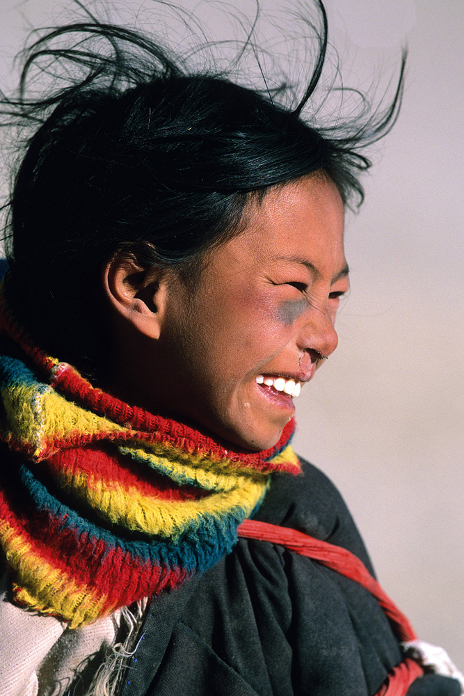 Enfant tibétain souriant en 2004.
