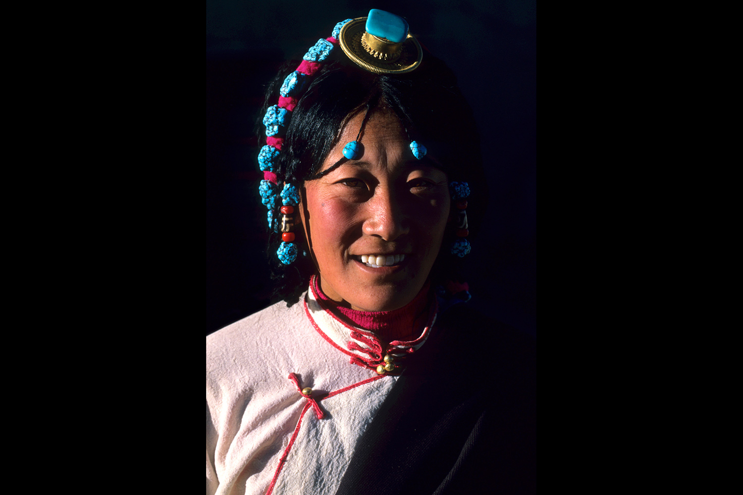 Femme tibétaine portant une coiffe traditionnelle ornée de turquoise sur le plateau tibétain en 2004