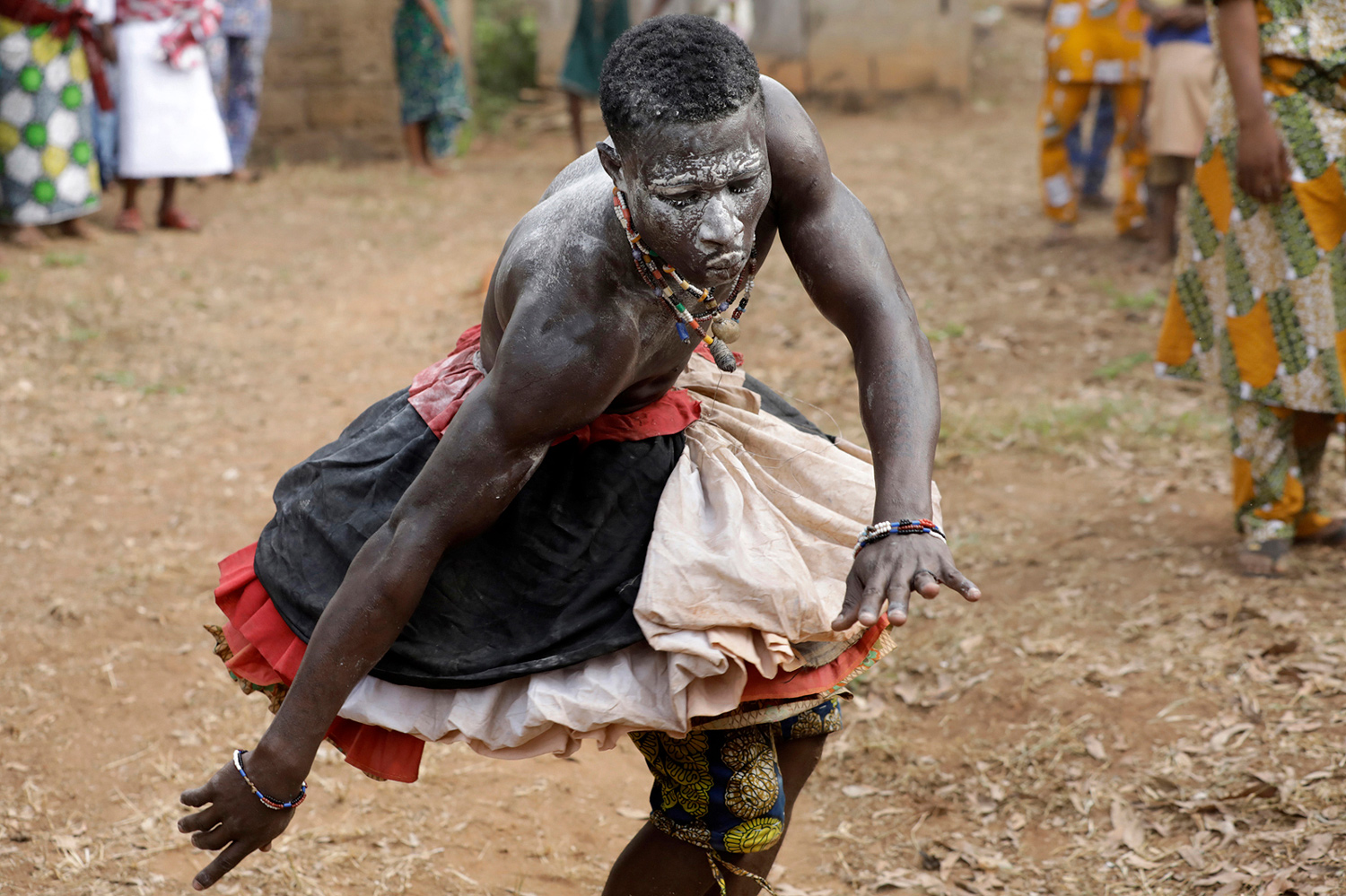 Adepte en transe lors d’un rituel du culte Sakpata au Bénin en 2017