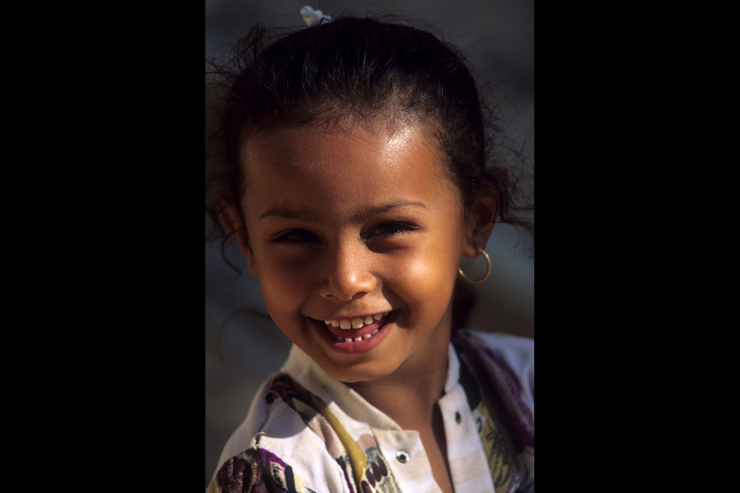 Portrait d’une jeune fille au sourire radieux au Yémen en 1997