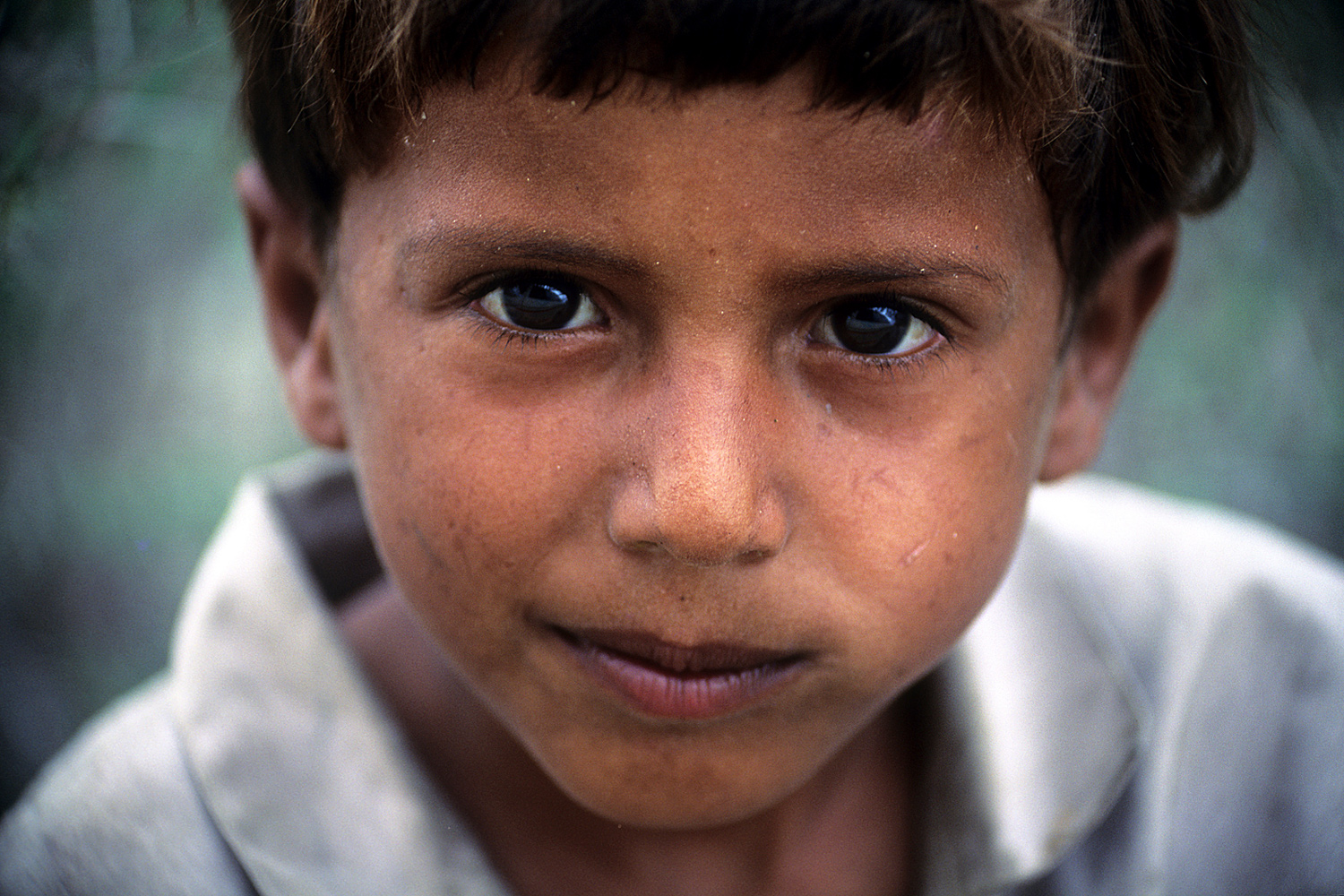 Portrait d’un garçon au regard profond au Yémen en 1997