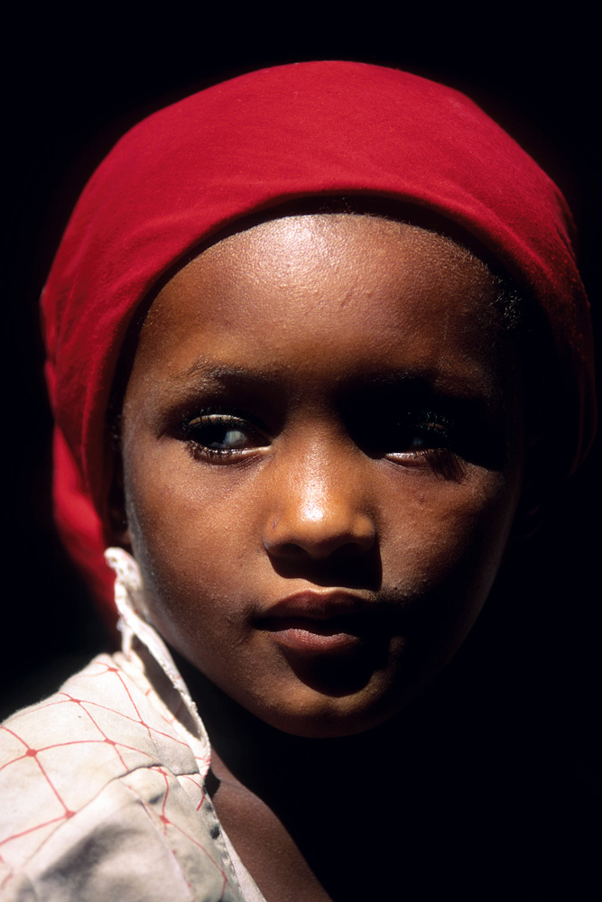 Fillette portant un foulard rouge au Yémen en 1997.
