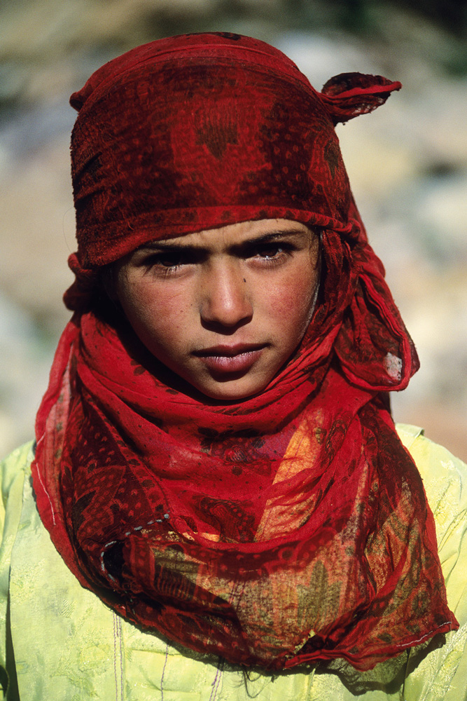 Fillette portant un foulard rouge décoré au Yémen en 1997.