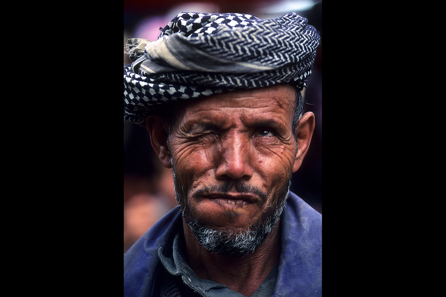Homme portant un turban faisant une grimace au Yémen en 1997