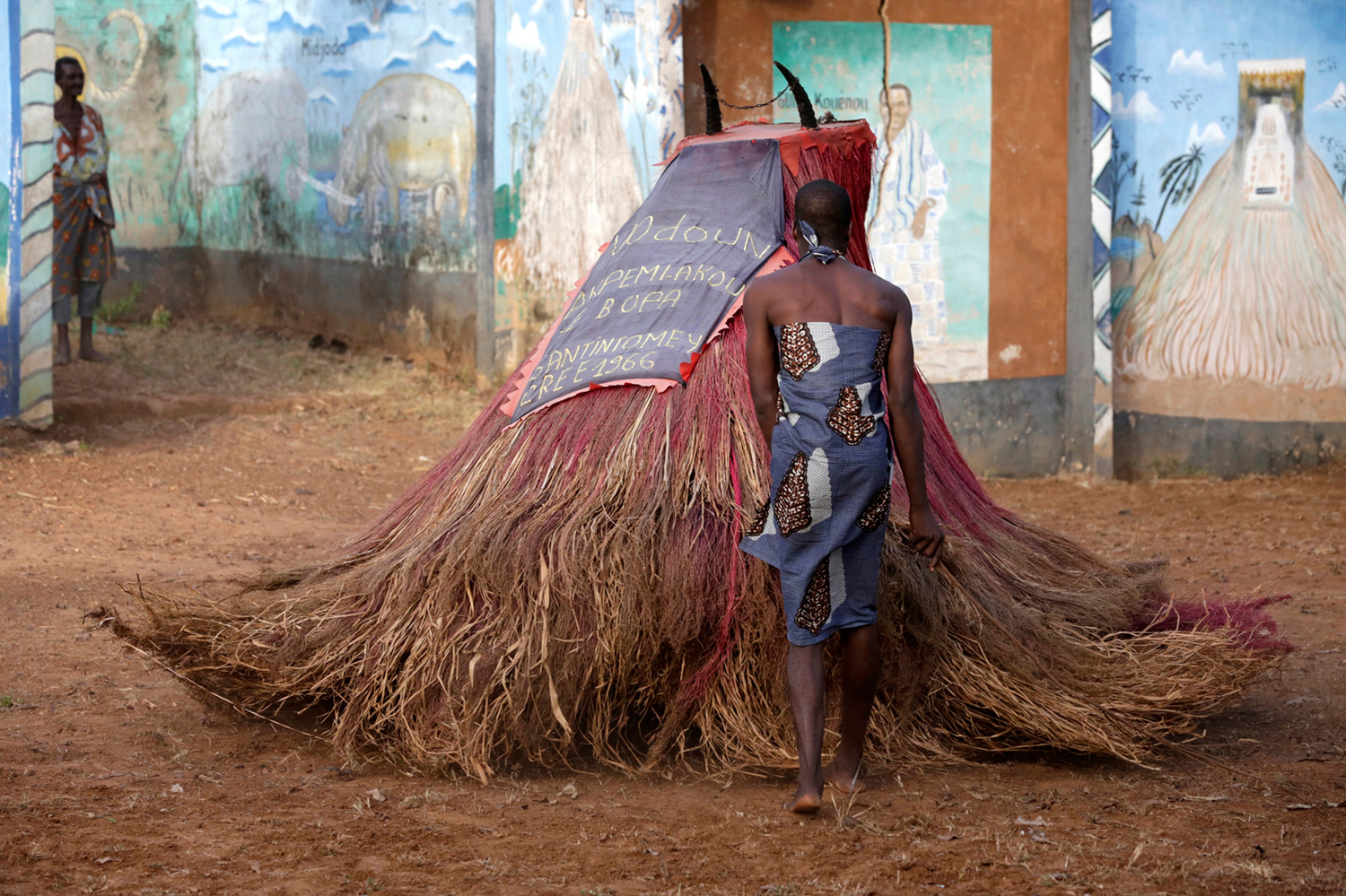 Masque Zangbéto lors d’une cérémonie au Bénin en 2015