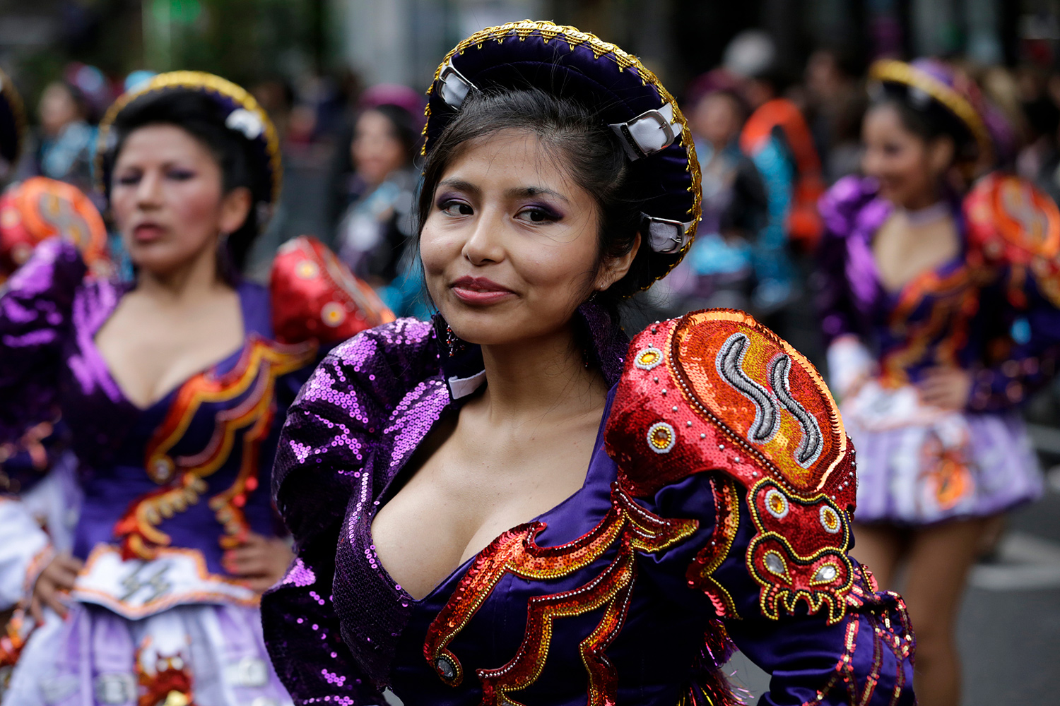 Jeune danseuse portant un costume traditionnel violet brodé.