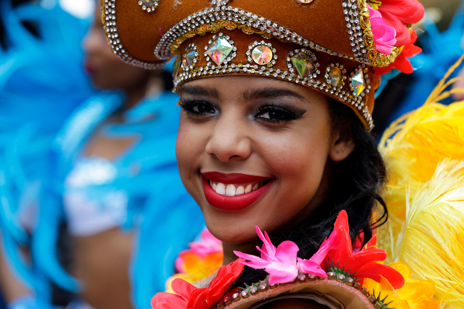 Portrait d'une danseuse souriante coiffée d'une couronne dorée.