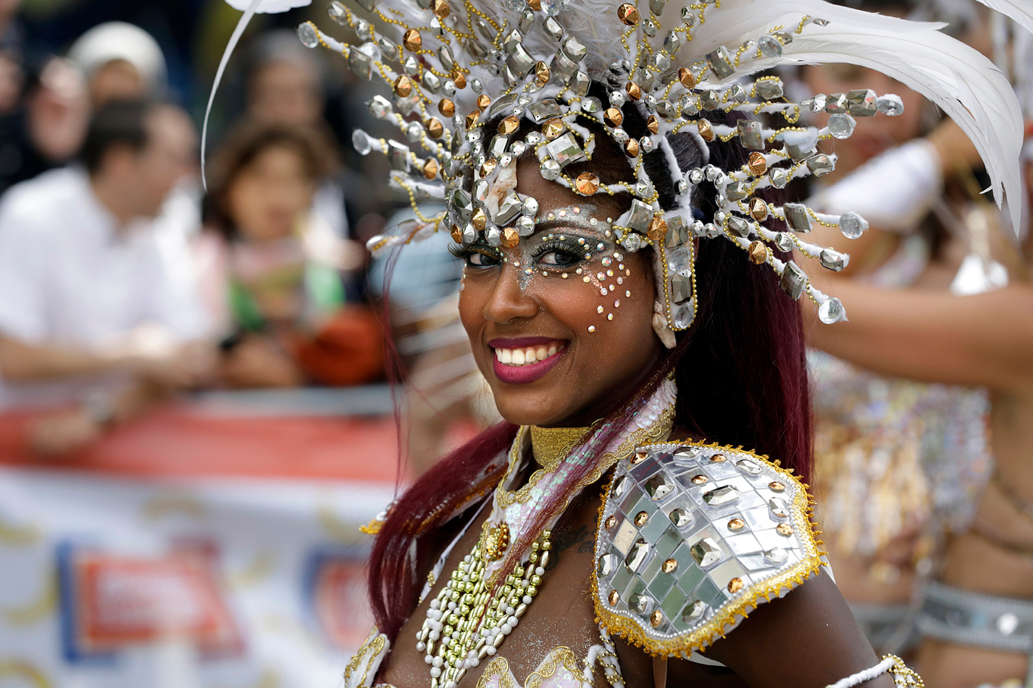 Portrait d'une danseuse portant une spectaculaire coiffe argentée ornée de perles et de cristaux.