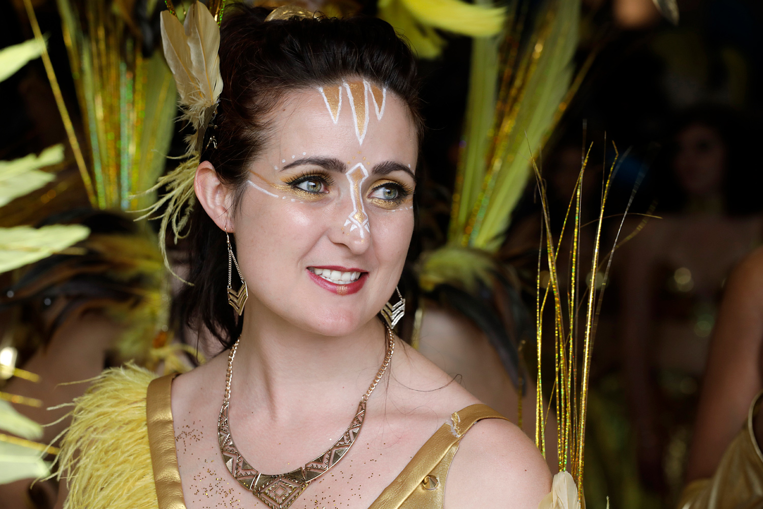 Portrait d'une danseuse portant un maquillage blanc et doré et un costume de scène.