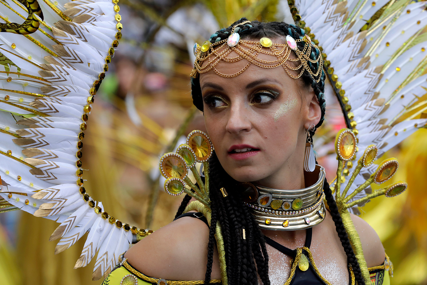 Portrait d'une danseuse portant une coiffe blanche et dorée richement décorée.
