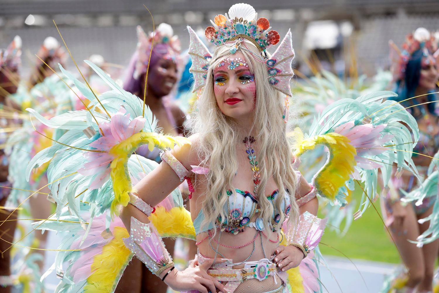 Portrait d'une danseuse blonde portant un costume pastel richement décoré.