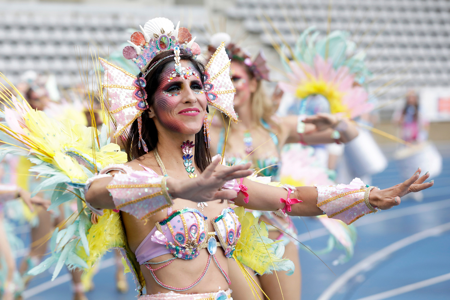 Danseuse en costume pastel exécutant une chorégraphie pendant le défilé du Carnaval Tropical de Paris.
