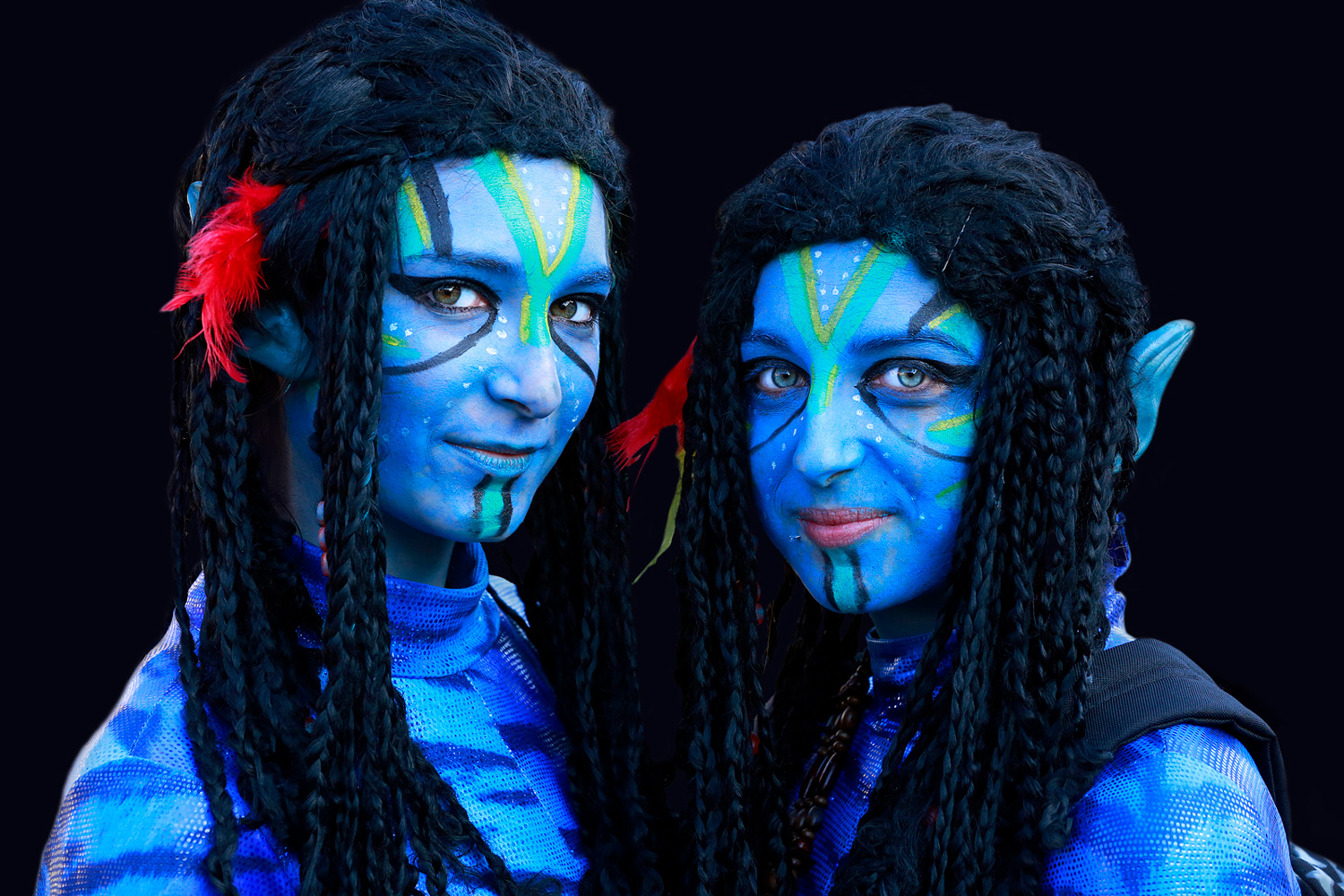 Deux carnavalières maquillées en bleu et costumées en personnages inspirés de l'univers d'Avatar posent côte à côte.