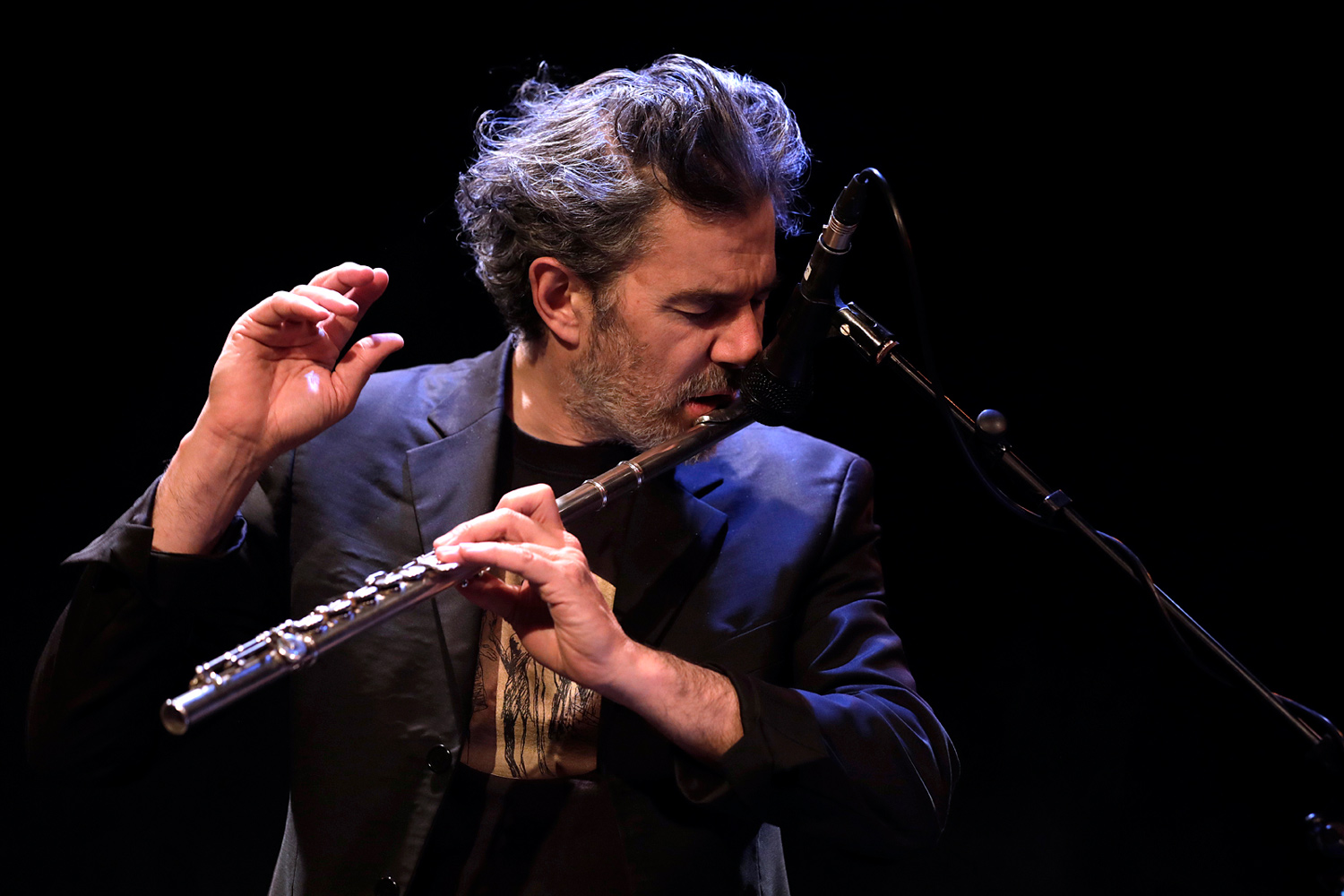 Jocelyn Mienniel, flûtiste et compositeur, lors d’un concert au Comptoir Halle Roublot à Fontenay-sous-Bois en 2024