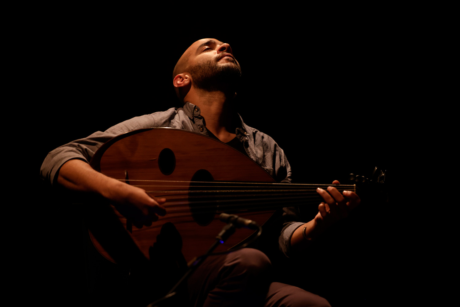 Mohamed Abozekry, joueur d’oud, en concert avec Joce Mienniel & Les Instruments Migrateurs à Fontenay-sous-Bois en 2025