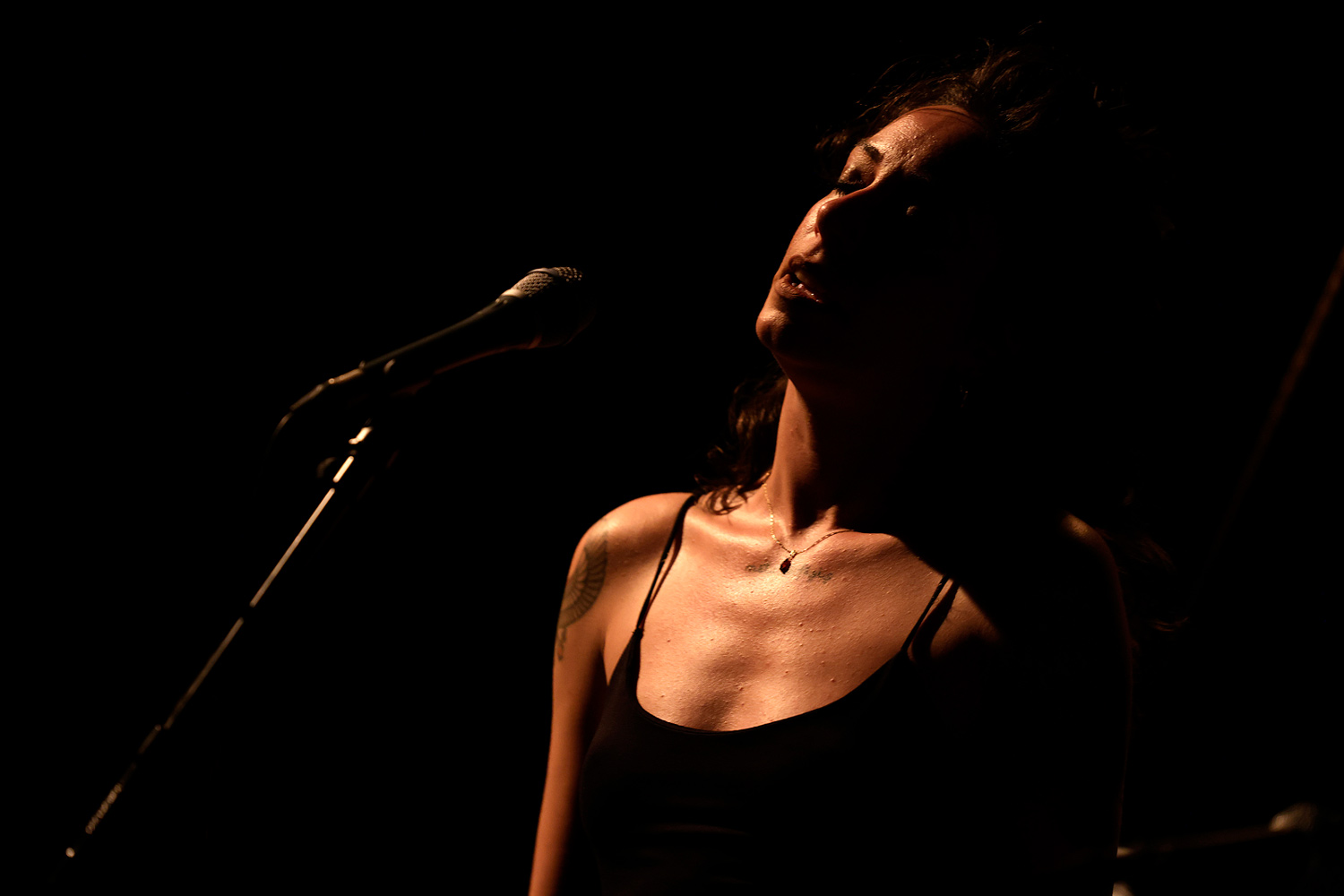 Paloma Pradal, chanteuse, en concert avec Pierre Bertrand & La Caja Negra au Comptoir Halle Roublot à Fontenay-sous-Bois en 2025