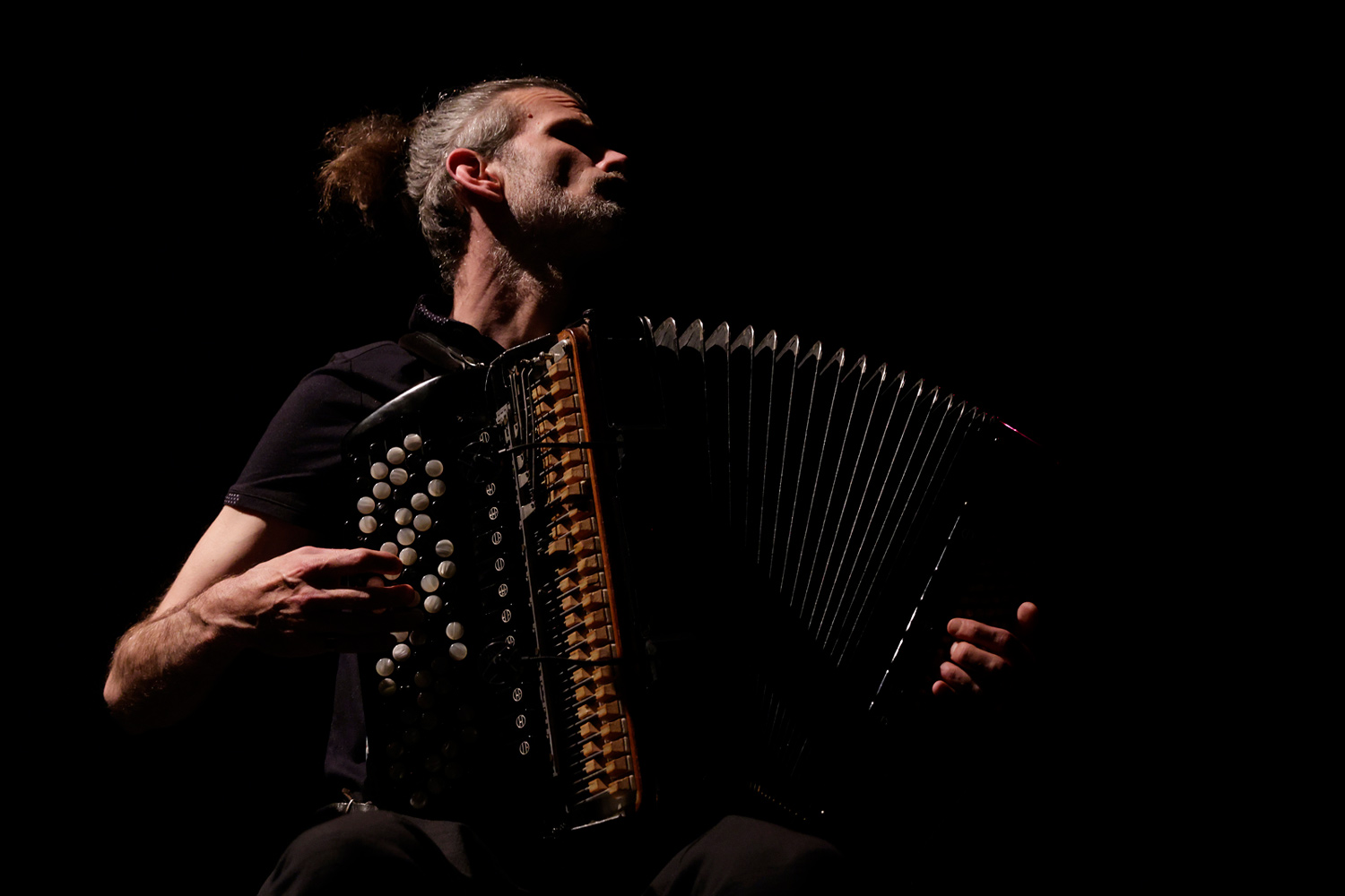 Vincent Peirani, accordéoniste, en concert avec Joce Mienniel & Les Instruments Migrateurs à Fontenay-sous-Bois en 2025