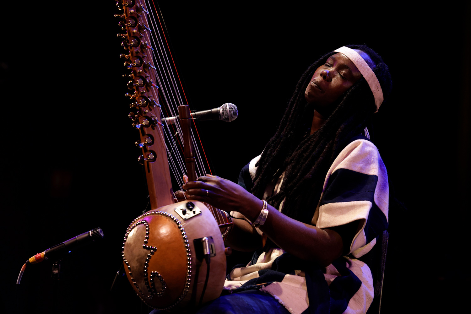 Senny Camara, joueuse de kora, lors de la soirée Afrique organisée au Conservatoire de Gennevilliers en 2025