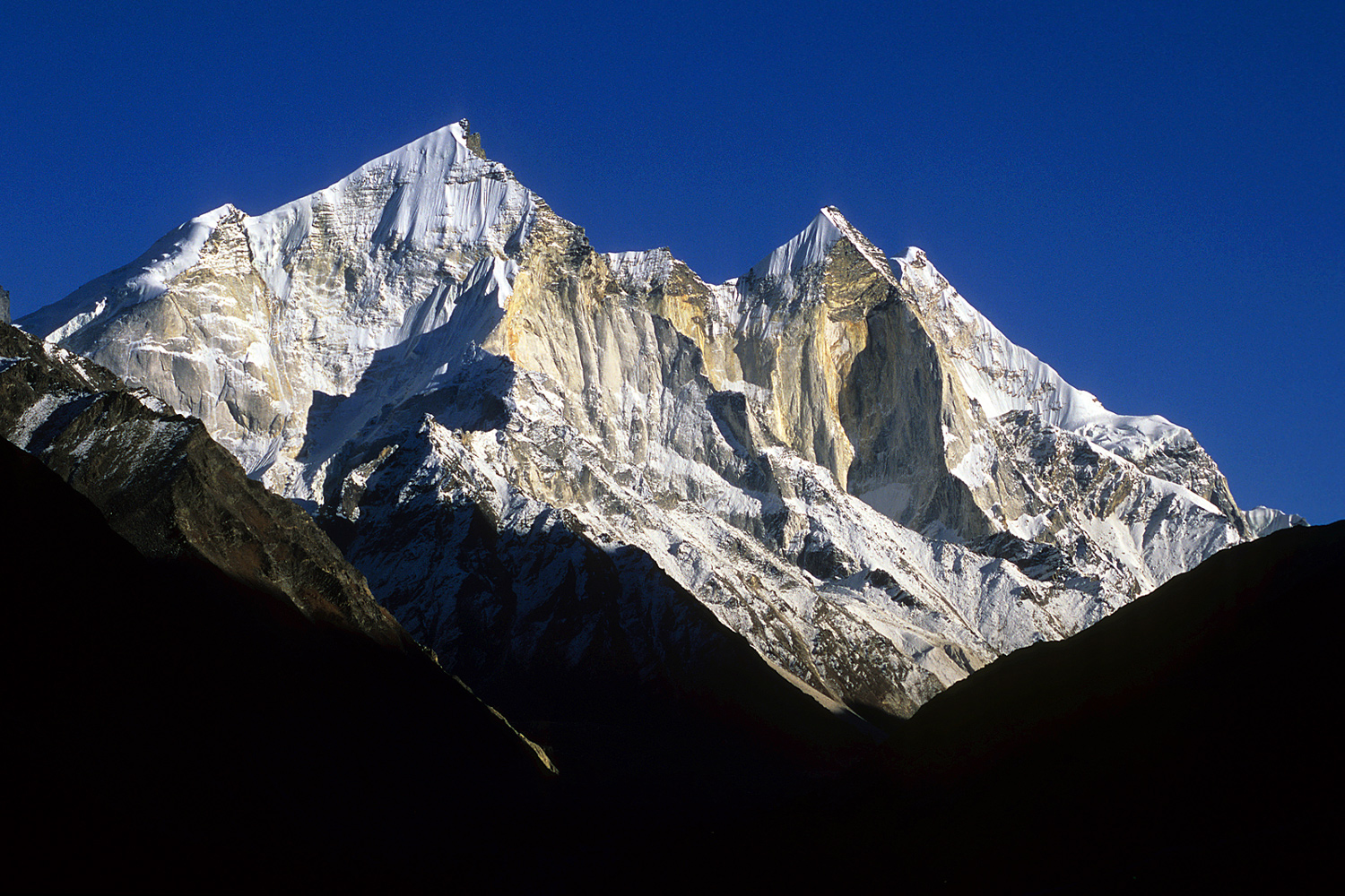 Vue des trois pics de la chaîne du Bhagirathi sur le trek de Gangotri–Gaumukh en Inde en 2005