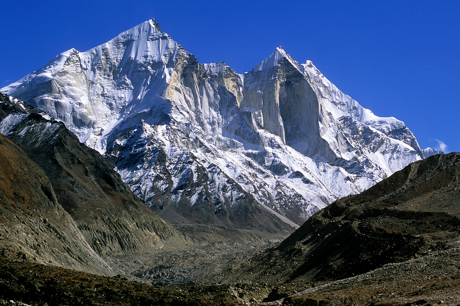Vue des trois pics de la chaîne du Bhagirathi sur le trek de Gangotri–Gaumukh en Inde en 2005