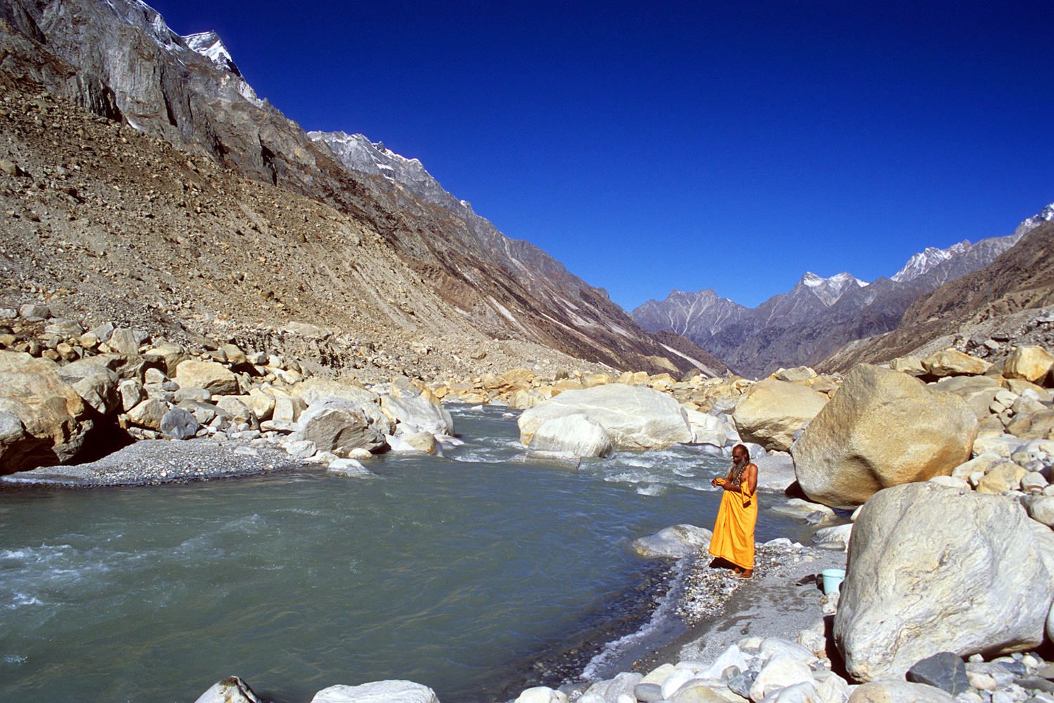 Sadhu sortant d’un bain dans l’eau glacée du Gange à Gaumukh en Inde en 2005